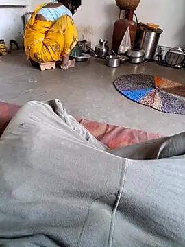 Snapshot of RAYI_Queen_3 chatting on November 7, 3:17 am RAYI Queen 3 online show from November 7, 3:17 am