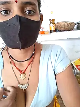 Snapshot of RAYI_Queen_3 chatting on November 10, 3:49 am RAYI Queen 3 online show from November 10, 3:49 am