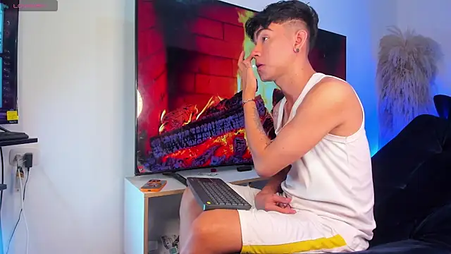 Snapshot of Steven_baby69 chatting on October 28, 3:10 am Steven baby69 online show from October 28, 3:10 am