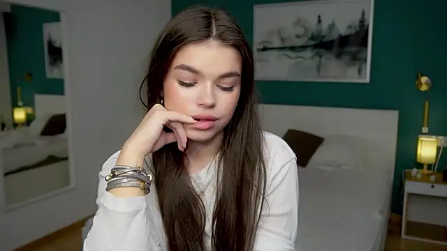 Snapshot of HollisHearl chatting on October 8, 7:28 am HollisHearl online show from October 8, 7:28 am