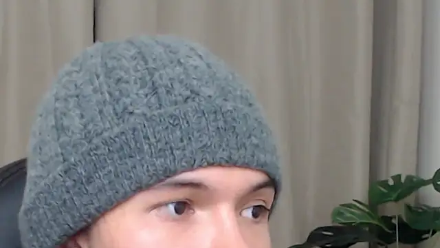 Snapshot of Xoxo_Smiles chatting on December 19, 7:21 pm Xoxo Smiles online show from December 19, 7:21 pm