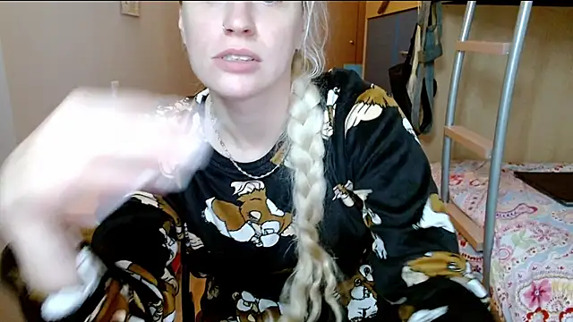 Snapshot of SatinQueen90 chatting on November 21, 8:35 am SatinQueen90 online show from November 21, 8:35 am