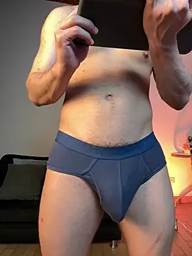 Snapshot of AlekBlake_ chatting on March 5, 2:18 am AlekBlake online show from March 5, 2:18 am