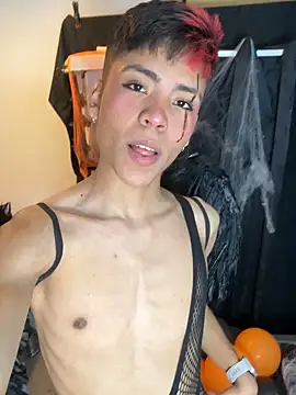 Snapshot of MaxiWildd chatting on October 31, 1:45 pm MaxiWildd online show from October 31, 1:45 pm