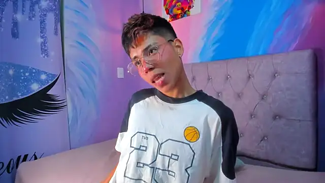 Snapshot of MaxiWildd chatting on November 13, 1:10 pm MaxiWildd online show from November 13, 1:10 pm