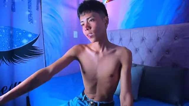 Snapshot of MaxiWildd chatting on December 17, 1:06 pm MaxiWildd online show from December 17, 1:06 pm