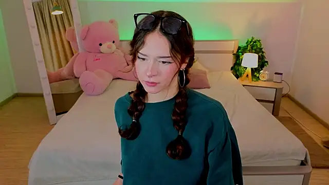 Snapshot of Adetta chatting on November 16, 10:10 am Adetta online show from November 16, 10:10 am