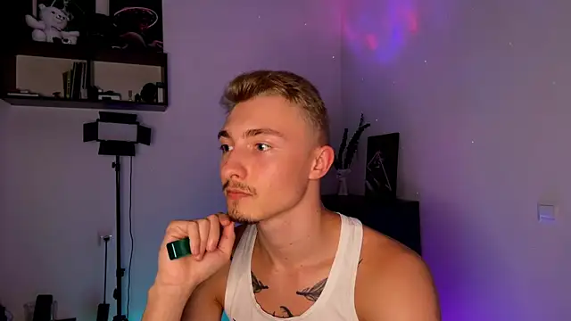 Snapshot of Artur__Skott chatting on October 13, 8:53 pm Artur Skott online show from October 13, 8:53 pm