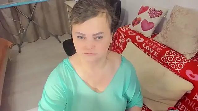 Snapshot of MildMature chatting on December 7, 11:23 pm MildMature online show from December 7, 11:23 pm