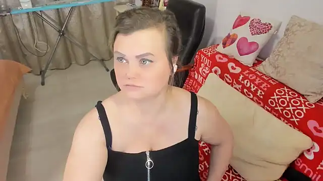 Snapshot of MildMature chatting on December 11, 12:23 am MildMature online show from December 11, 12:23 am