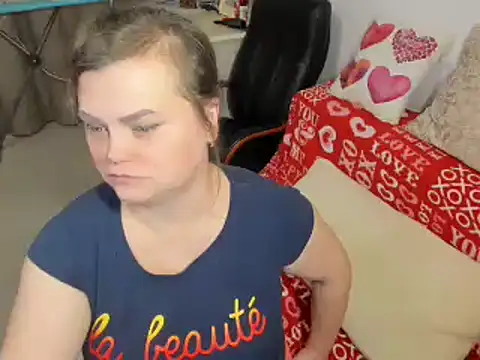 Snapshot of MildMature chatting on December 13, 1:04 am MildMature online show from December 13, 1:04 am