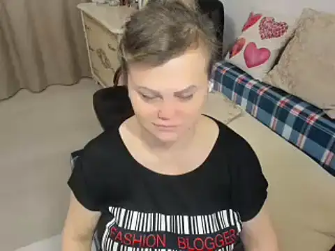 Snapshot of MildMature chatting on December 18, 11:08 pm MildMature online show from December 18, 11:08 pm