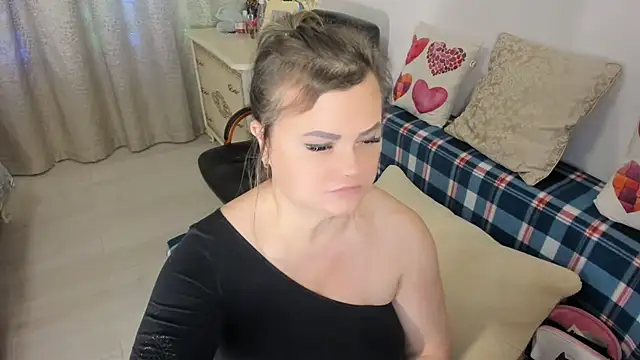 Snapshot of MildMature chatting on January 4, 2:25 am MildMature online show from January 4, 2:25 am