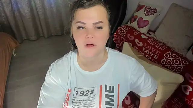 Snapshot of MildMature chatting on January 18, 10:39 pm MildMature online show from January 18, 10:39 pm