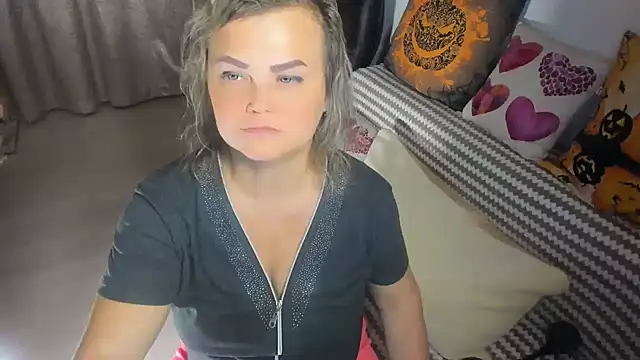 Snapshot of MildMature chatting on October 1, 1:22 am MildMature online show from October 1, 1:22 am