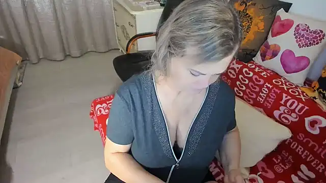 Snapshot of MildMature chatting on November 18, 6:12 pm MildMature online show from November 18, 6:12 pm