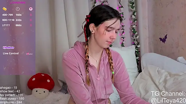 Snapshot of little_Teya chatting on October 22, 11:10 am little Teya online show from October 22, 11:10 am