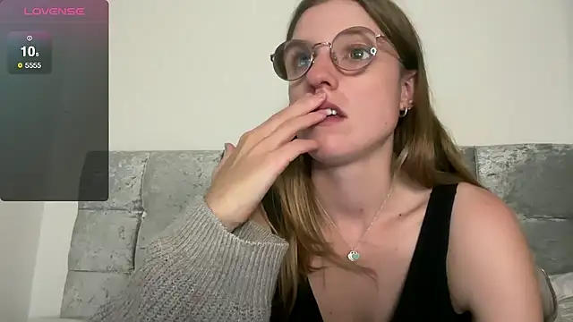 BustyKellyXXX online show from October 25, 6:35 pm