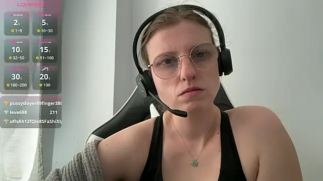 BustyKellyXXX online show from May 4, 9:27 am