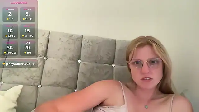 BustyKellyXXX online show from August 3, 7:17 pm