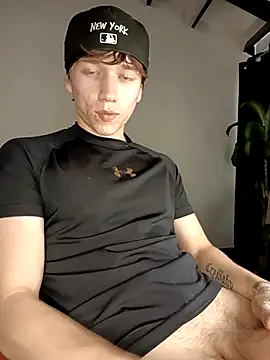 Snapshot of Logan_sixxer chatting on December 15, 8:46 pm Logan sixxer online show from December 15, 8:46 pm