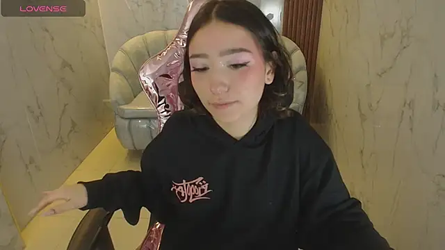 Snapshot of venuss09_s chatting on December 14, 1:49 pm venuss09 s online show from December 14, 1:49 pm