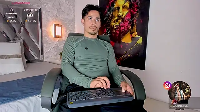 Snapshot of loghan_fox chatting on October 14, 3:40 am loghan fox online show from October 14, 3:40 am