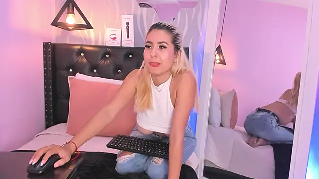 lucia-cute online show from March 9, 7:07 pm