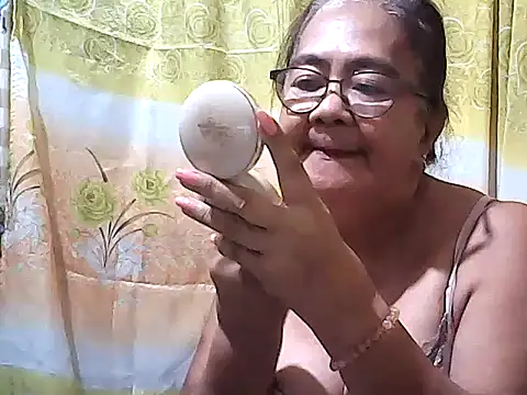 Snapshot of asianmom70 chatting on December 1, 9:31 pm asianmom70 online show from December 1, 9:31 pm