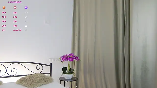 Snapshot of AlexsisFaee chatting on June 10, 6:34 am AlexsisFaee online show from June 10, 6:34 am