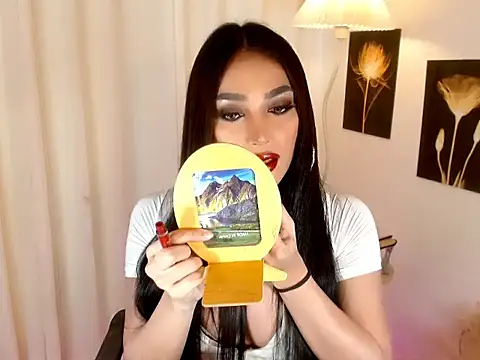 Snapshot of Brilliance_Goddess chatting on December 15, 6:50 am Brilliance Goddess online show from December 15, 6:50 am