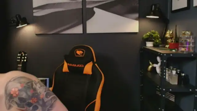 Snapshot of LUNACOCKSLAYER chatting on October 31, 1:50 am LUNACOCKSLAYER online show from October 31, 1:50 am