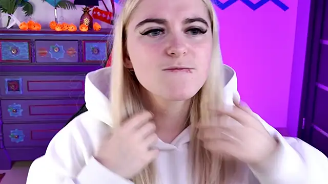 Snapshot of Stef_Nicks chatting on October 29, 9:44 am Stef Nicks online show from October 29, 9:44 am