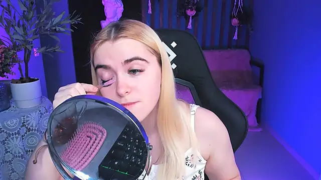 Snapshot of Stef_Nicks chatting on December 1, 9:03 am Stef Nicks online show from December 1, 9:03 am