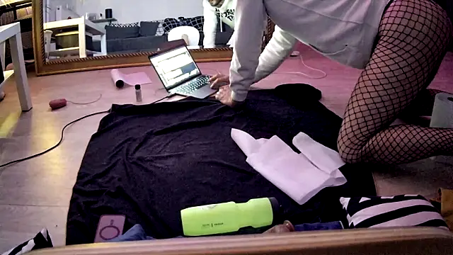 Snapshot of Toysboy67bi chatting on September 28, 2:17 am Toysboy67bi online show from September 28, 2:17 am