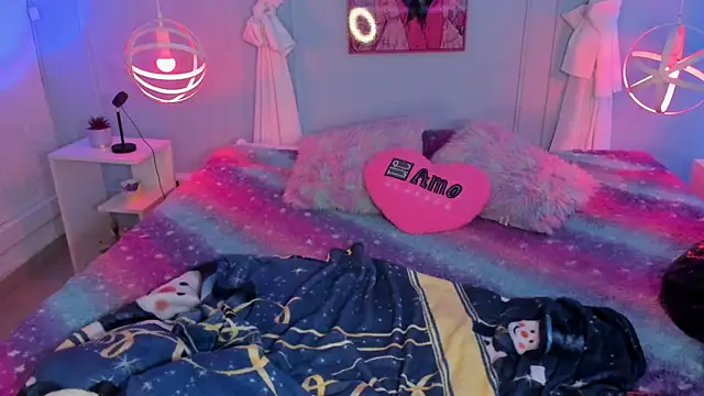 Hannahpage online show from September 26, 11:47 am