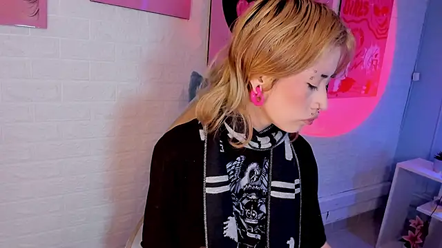 Hannahpage online show from October 16, 11:55 am