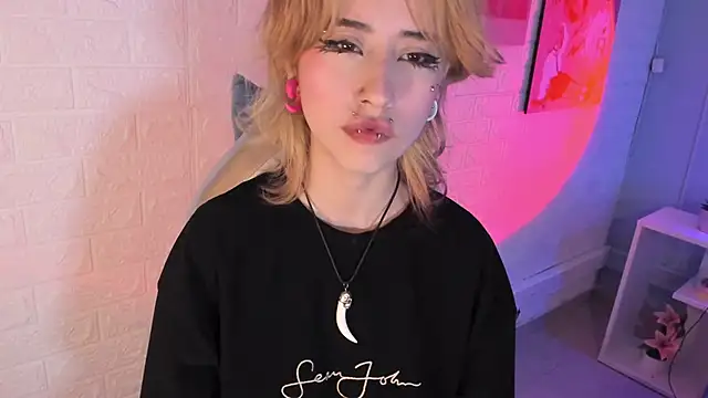 Hannahpage online show from October 17, 11:35 am