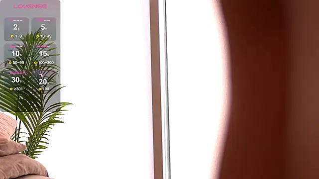 Snapshot of DesiredMia_ chatting on September 23, 5:43 am DesiredMia online show from September 23, 5:43 am