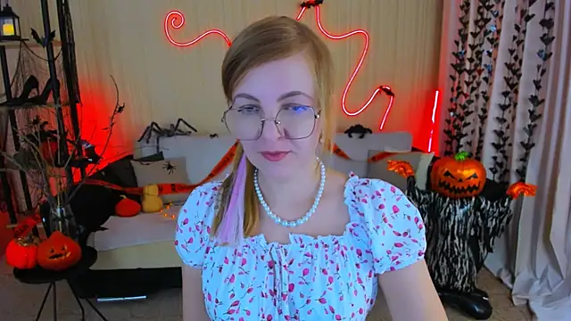 Snapshot of YourUniverser chatting on October 25, 9:28 am YourUniverser online show from October 25, 9:28 am