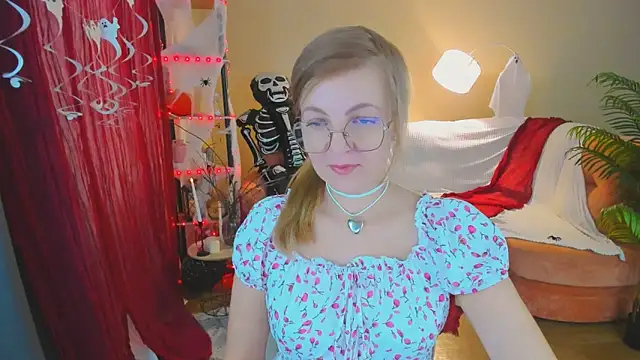 Snapshot of YourUniverser chatting on November 3, 9:21 am YourUniverser online show from November 3, 9:21 am