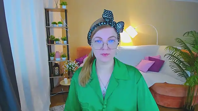 Snapshot of YourUniverser chatting on November 11, 9:20 am YourUniverser online show from November 11, 9:20 am