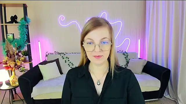 Snapshot of YourUniverser chatting on November 14, 9:19 am YourUniverser online show from November 14, 9:19 am