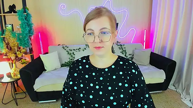 Snapshot of YourUniverser chatting on November 18, 9:14 am YourUniverser online show from November 18, 9:14 am