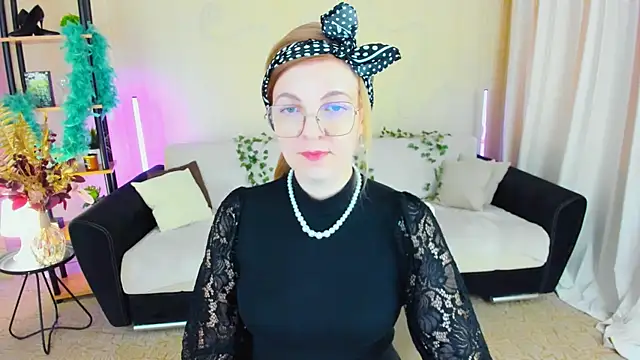 Snapshot of YourUniverser chatting on November 25, 9:20 am YourUniverser online show from November 25, 9:20 am