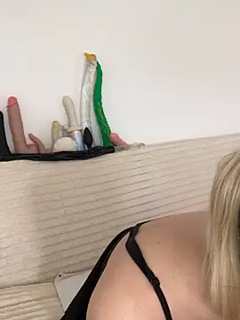 Snapshot of Lesamantssexy chatting on May 15, 11:17 am Lesamantssexy online show from May 15, 11:17 am
