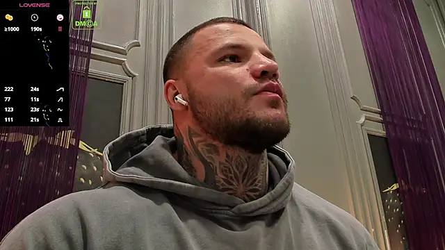 Snapshot of OliverSport chatting on November 15, 3:52 pm OliverSport online show from November 15, 3:52 pm