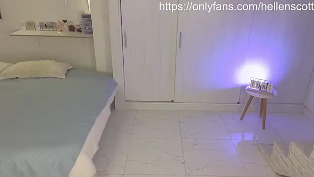 Snapshot of HellennScott chatting on September 9, 12:21 am HellennScott online show from September 9, 12:21 am