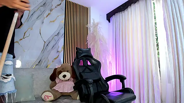 JulienSaint online show from December 5, 12:25 pm