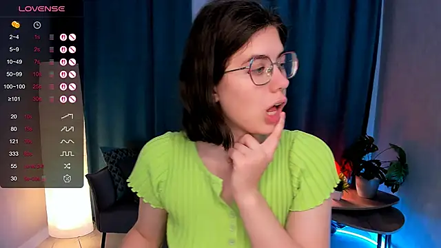 Snapshot of BellaCaress chatting on October 3, 7:16 am BellaCaress online show from October 3, 7:16 am